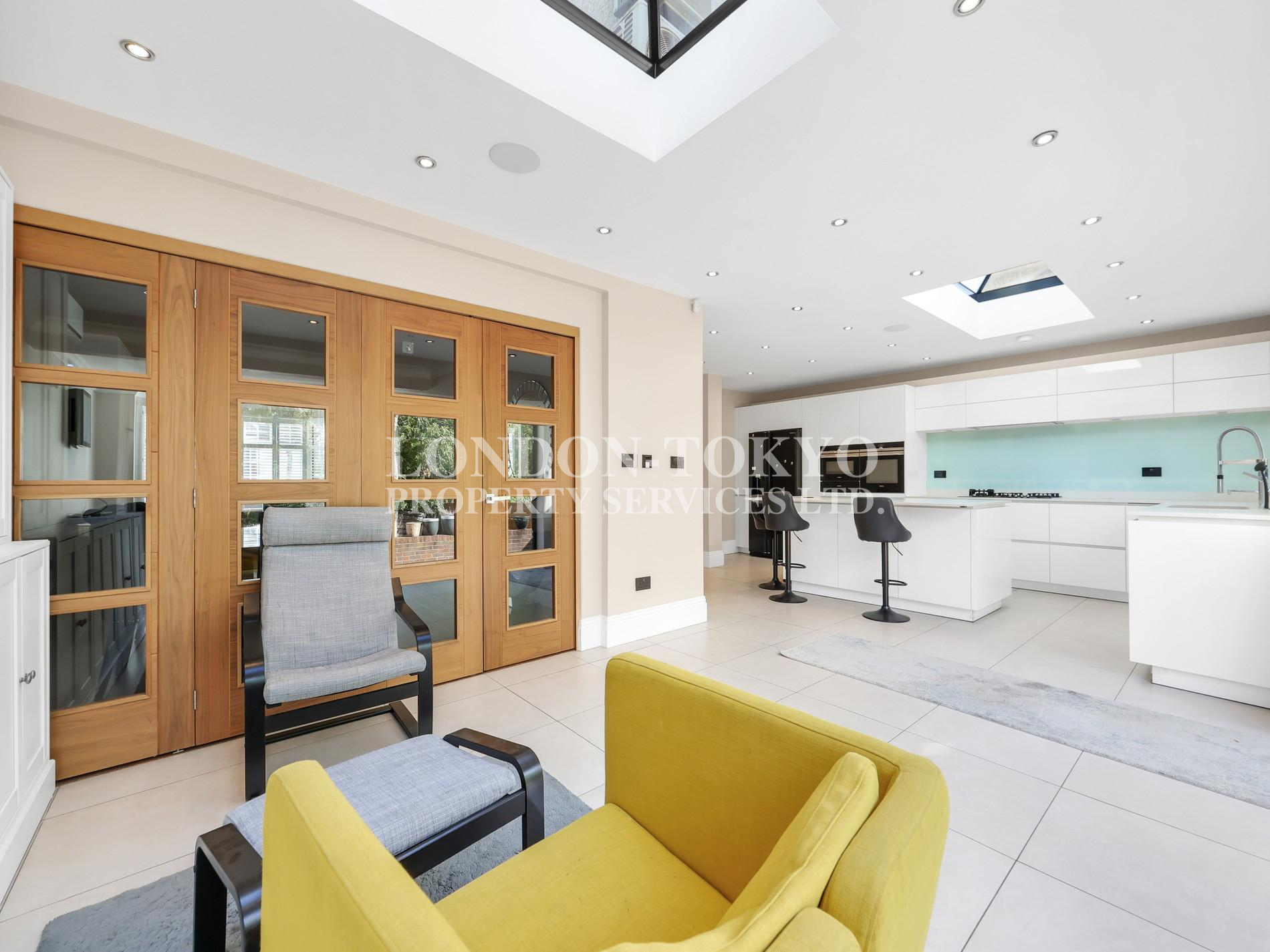 Wentworth Avenue 
 N3  :: London-Tokyo Property Service